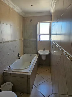 2 Bedroom Apartment to Rent in Central Jeffrey's Bay