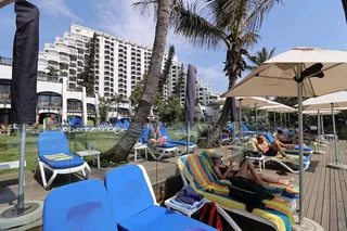 Cabana beach 15 to 22 November. 8 Sleeper duplex unit