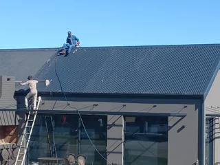 professional carpenter that deals with roofs ,ceiling, drywall and building