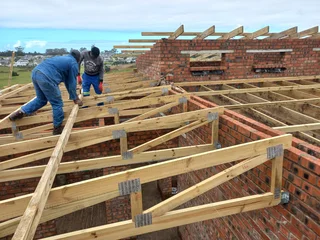 professional carpenter that deals with roofs ,ceiling, drywall and building