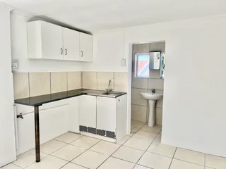 Modern Bachelor/ Studio Flat based on the Bluff