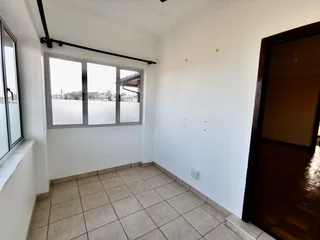 Pet friendly and spacious 2.5 Bedroom Maisonette with secure parking based on the Bluff