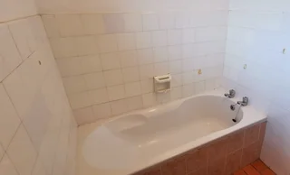 Pet friendly and spacious 2.5 Bedroom Maisonette with secure parking based on the Bluff