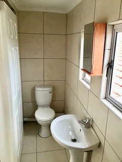 Modern Bachelor/ Studio Flat based on the Bluff