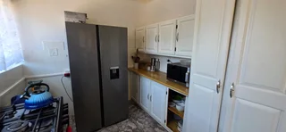 Lovely Neat 3 Bedroom Family Home with Pool, Lapa in Birch Acres, KemptonPark