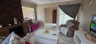 Lovely Neat 3 Bedroom Family Home with Pool, Lapa in Birch Acres, KemptonPark