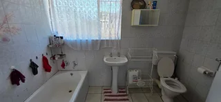 Lovely Neat 3 Bedroom Family Home with Pool, Lapa in Birch Acres, KemptonPark