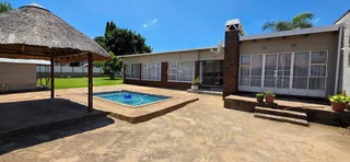 Lovely Neat 3 Bedroom Family Home with Pool, Lapa in Birch Acres, KemptonPark