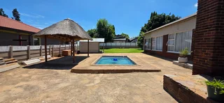 Lovely Neat 3 Bedroom Family Home with Pool, Lapa in Birch Acres, KemptonPark