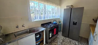 Lovely Neat 3 Bedroom Family Home with Pool, Lapa in Birch Acres, KemptonPark