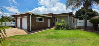 Lovely Neat 3 Bedroom Family Home with Pool, Lapa in Birch Acres, KemptonPark