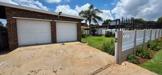 Lovely Neat 3 Bedroom Family Home with Pool, Lapa in Birch Acres, KemptonPark