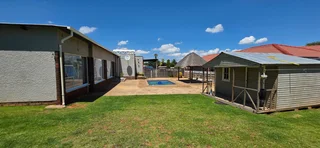 Lovely Neat 3 Bedroom Family Home with Pool, Lapa in Birch Acres, KemptonPark