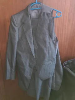 Mood & Saxon mens suits size 30/32