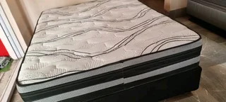 QUEEN MATRESS AND BASE