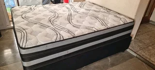 QUEEN MATRESS AND BASE