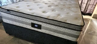 QUEEN MATRESS AND BASE FOR SALE