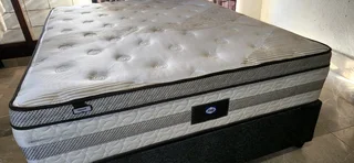 QUEEN MATRESS AND BASE FOR SALE