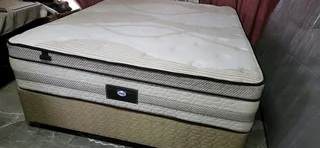 QUEEN MATRESS AND BASE FOR SALE
