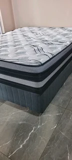 QUEEN MATRESS AND BASE FOR SALE