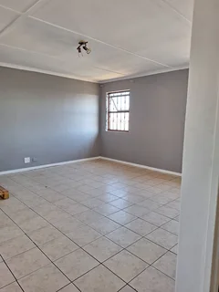 LARGE 2 BEDROOM FLAT FOR SALE IN SPRINGFIELD TERRACE (H BLOCK) WOODSTOCK, CAPE TOWN