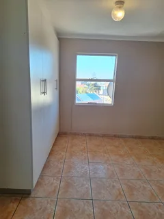 LARGE 2 BEDROOM FLAT FOR SALE IN SPRINGFIELD TERRACE (H BLOCK) WOODSTOCK, CAPE TOWN