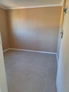 LARGE 2 BEDROOM FLAT FOR SALE IN SPRINGFIELD TERRACE (H BLOCK) WOODSTOCK, CAPE TOWN