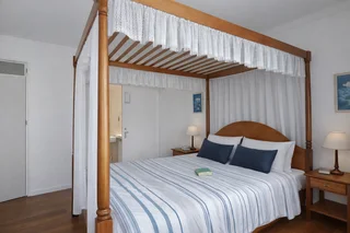 4 poster yellow wood  bed Queen size