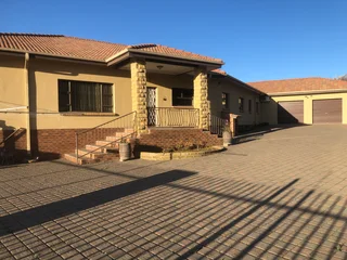 Large Secure Country Home In Lady Grey