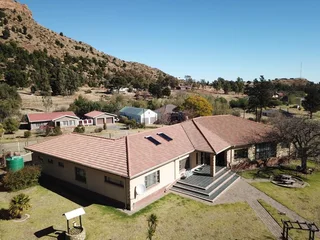 Large Secure Country Home In Lady Grey