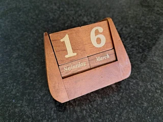 Vintage Wooden Desk Calendar