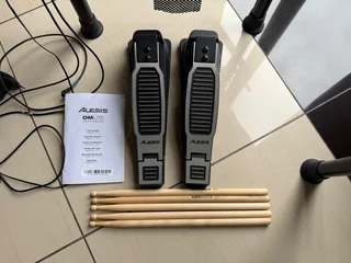 ELECTRONIC DRUMSET WITH FOLDING RACK