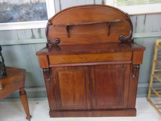 Flame mahogany chiffonier with one drawer