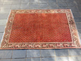 A Persian hand knotted Sarab rug.