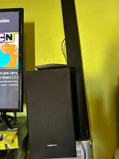 Samsung soundbar with remote  Read description