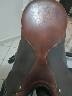 Saddle 16.5 trident good as new. 3500 Price is very cheap