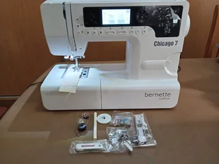 Bernina sublime Chicago 7  sewing & Embroidery machine with extras