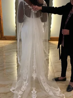 Elegant White Wedding Dress with Detachable Lace Cape – R2500 ✨