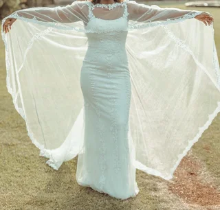 Elegant White Wedding Dress with Detachable Lace Cape – R2500 ✨