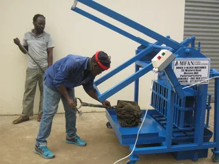 Electrical 7 drop lay-as-you-go block making machine - High Production 2500 blocks per day