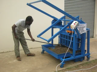 Electrical 7 drop lay-as-you-go block making machine - High Production 2500 blocks per day