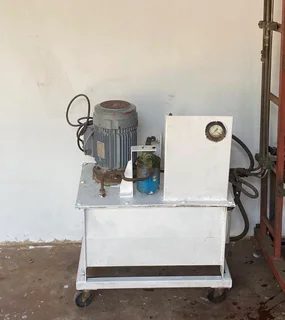 Hydraulic paint/chemical/detergent mixing plant