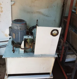 Hydraulic paint/chemical/detergent mixing plant