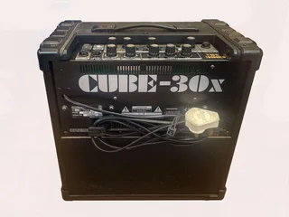 Fender Squier Bullet Strat &#43; Roland Cube 30X Amp &#43; Hard Case