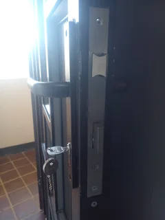 ALUMINIUM AND GLASS SERVICES WINDOWS DOORS ALU REPAIRS /GLASS REPLACEMENTS 0844436971