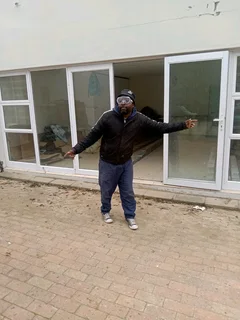 We offer professional glazing services and aluminum fitting.