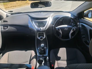 2012 HYUNDAI ELANTRA