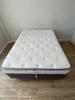 Sealy Turnberry Posturpedic Double Mattress &amp; Bed