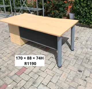 EXCELLENT QUALITY WORK STATION DESK FOR SALE 6 AVAILABLE