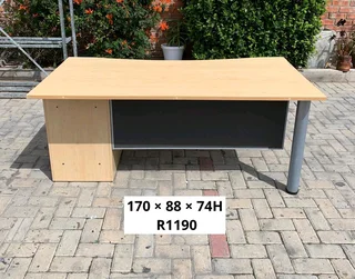 EXCELLENT QUALITY WORK STATION DESK FOR SALE 6 AVAILABLE